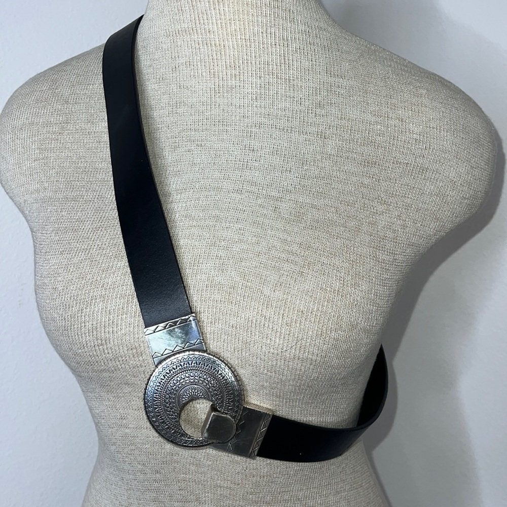 🔹 Chicos Southwest Style Leather and Silver Belt
